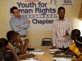Tim Bowles en Jay Yarsiah geven een lezing over mensenrechten in Liberia.