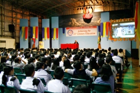 Youth for Human Rights International houdt een presentatie over mensenrechten op een lokale school.