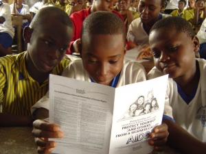 Jongeren voor Mensenrechten geeft publicaties en studiematerialen uit voor onderwijsactiviteiten.	