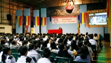 Youth for Human Rights International houdt een presentatie over mensenrechten op een lokale school.