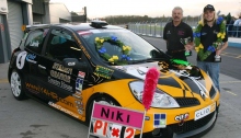 Niki Lanik met zijn YHRI raceauto en medailles